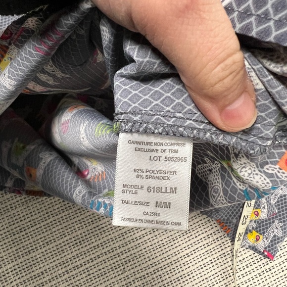 White Cross llama print gray scrub top sz medium - Picture 6 of 6